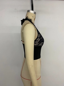 Détail d'un haut licou en dentelle florale noire avec bordure en dentelle sur un mannequin