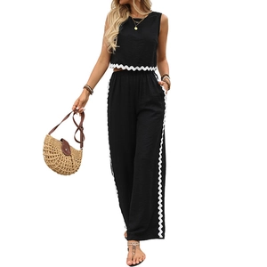 Ensemble d'été pour femmes avec haut sans manches noir et pantalon à bordure ondulée blanche