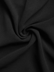 Dettaglio macro di tessuto tessile nero di alta qualità con eleganti pieghe a spirale
