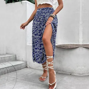 Jupe longue fleurie bleue à taille haute avec fente latérale pour vacances d'été