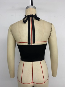 Vue détaillée du dos d'un crop top dos nu noir avec de longs liens de cou ajustables