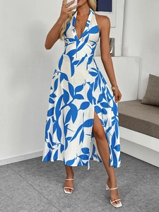 Détail d'une robe longue fleurie avec fente latérale haute et décolleté dos nu chic