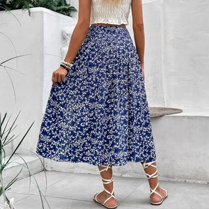 Jupe midi fleurie bleu marine avec taille haute élastique et fente latérale élégante
