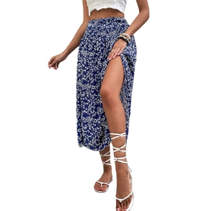 Jupe longue fleurie à taille haute avec fente latérale pour les vacances d'été