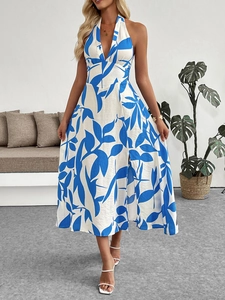 Détail d'une robe longue fleurie avec motifs de feuilles bleues et fente haute sexy