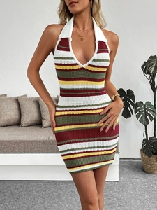 Détail de robe en maille rayée montrant le décolleté dos nu et le revers en V élégant