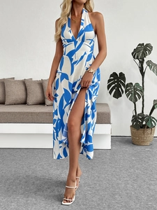 Détail de robe à imprimé feuilles bleu et blanc avec col en V et fente latérale haute