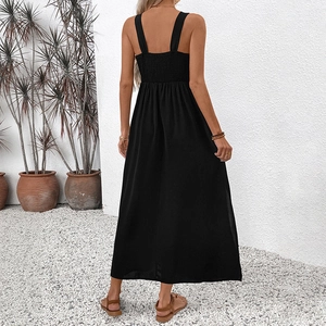 Elegante abito lungo nero senza maniche con schiena arricciata per un look estivo vacanziero
