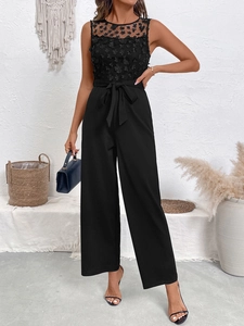 Combinaison noire sans manches avec dentelle, taille haute nouée et jambe large