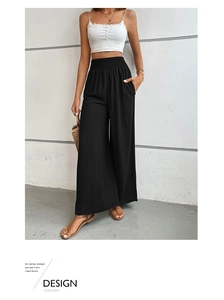 Détail du pantalon large noir à taille haute avec taille élastique froncée et texture