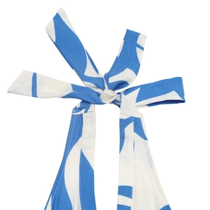 Vue détaillée du lien licou et du motif floral bleu sur la robe d'été de vacances