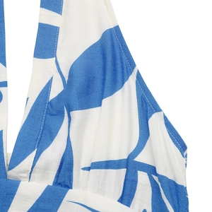Détail de la robe dos nu à imprimé floral bleu et blanc en tissu léger texturé