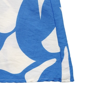 Vue détaillée de la texture du tissu à imprimé floral bleu et blanc et des coutures fines