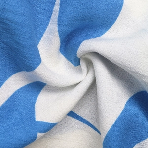 Vue macro détaillée du tissu à imprimé floral bleu et blanc doux de la robe d'été