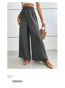 Vue détaillée de la taille haute élastique sur le pantalon large gris texturé