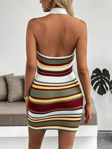 Détail d'une robe en tricot rayée multicolore avec dos nu et coupe ajustée sophistiquée