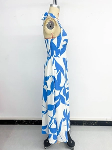 Détail du dos élastique smocké sur la robe longue licou à imprimé floral bleu