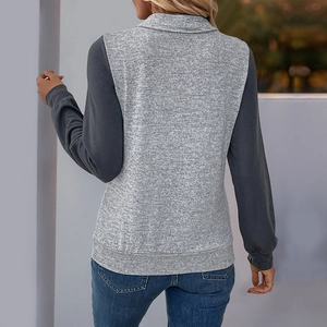 Detail des Color-Block-Sweatshirts mit hellgrauem Body und anthrazitfarbenen Ärmeln