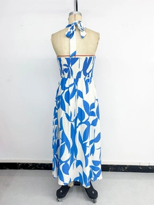 Vue détaillée du dos smocké et du licou à nouer de cette robe longue à imprimé bleu