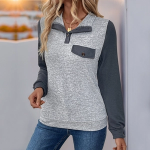 Detailaufnahme von Kontrast-Patchwork Ärmeln und Stricktextur an Damen-Freizeitpullover