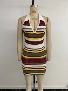 Détail de la texture tricotée à rayures multicolores et du col polo blanc du vêtement