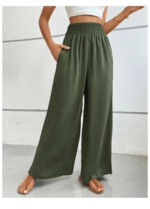 Vue détaillée de la taille haute élastiquée smockée sur un pantalon large vert olive
