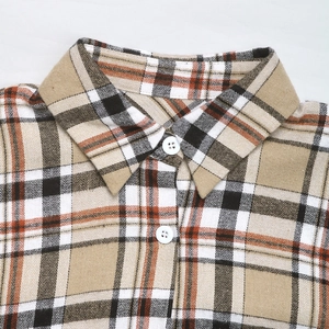 Primer plano detallado del cuello de camisa a cuadros retro con botones y textura de tela