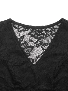 Gros plan sur la dentelle florale et l'ourlet soigné d'un body noir avec col en V