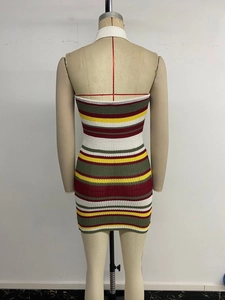 Détail de la robe tricotée à rayures colorées avec col licou et coupe ajustée dos nu