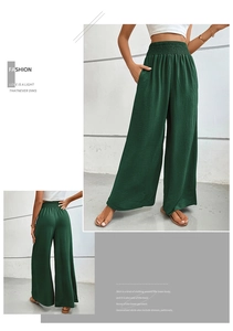 Détail de la taille élastique smokée sur le pantalon large texturé de couleur vert foncé