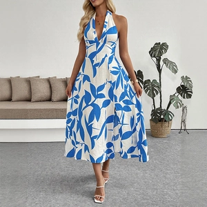 Robe longue dos nu à imprimé floral blanc et bleu pour les vacances à la plage