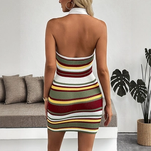Robe courte en maille à rayures rétro avec dos nu et coupe moulante style vintage