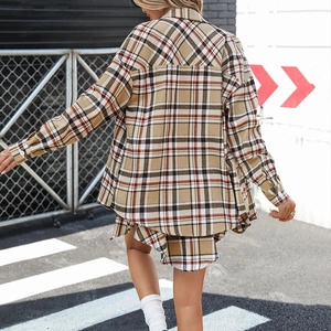 Conjunto de dos piezas de camisa y pantalones cortos a cuadros retro para mujer en marrón