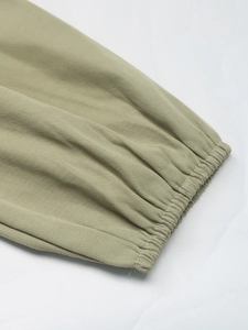 Detailansicht der elastischen Bündchen an einem olivgrünen Hemdkleid aus Baumwollköper