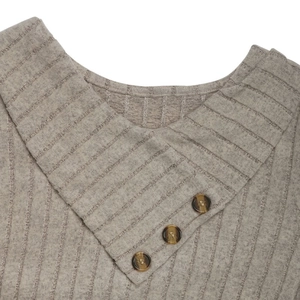 Detail von hellgrauem Rippstrickkleid mit Überkreuz-Ausschnitt und Schildpattknöpfen