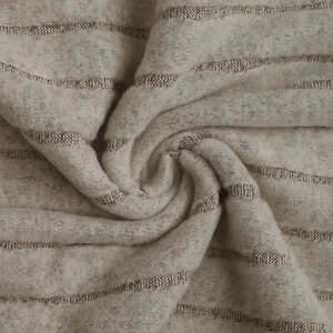 Detailansicht des gerippten Strickstoffs mit weicher Textur und grauen Streifen