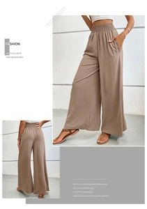 Détail du pantalon large marron à taille haute élastique avec un tissu à texture gaufrée
