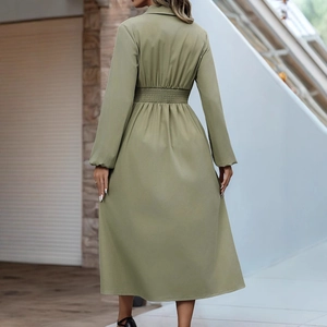 Olivgrünes langärmliges Midikleid mit gesmokter Taille und Hemdkragen im Freien