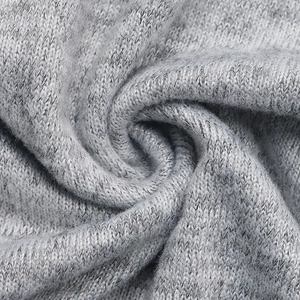 Nahaufnahme des grauen Strickstoffs mit weicher Textur und feinen Rippen-Details