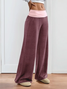 Détail du pantalon bicolore à jambes larges avec taille haute et silhouette fluide