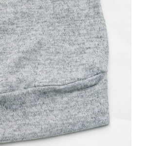 Nahaufnahme des grauen melierten Strickstoffs mit hochwertigen Rippbündchen und Textur
