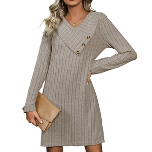 Schickes khakifarbenes Rippstrickkleid mit asymmetrischem V-Ausschnitt und Knöpfen