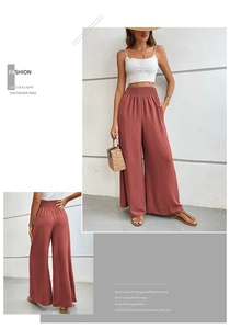 Détail du pantalon large rouge brique à taille haute smockée pour un look d'été chic