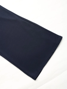 Détail du tissu en maille bleu marine avec coutures fines et texture lisse