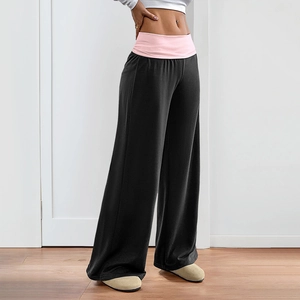 Pantalon de yoga évasé noir pour femme avec une ceinture rose rabattable taille haute