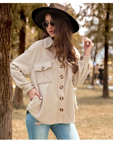 Détail de la veste chemise en polaire beige avec poches à rabat et coupe décontractée
