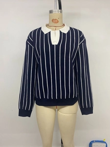 Detail eines dunkelblauen Streifenpullovers mit weißem Polokragen und Rippbündchen