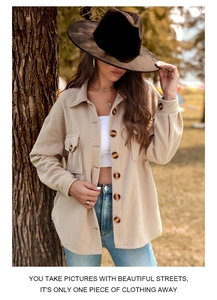 Détail d'une veste en polaire abricot avec boutons ambrés et texture douce au toucher