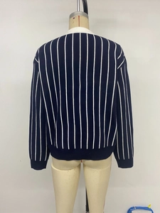 Rückseite eines dunkelblauen Strickpullovers mit weißen Streifen und Kontrastkragen