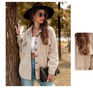 Détails d'une veste beige en polaire avec boutons écaille de tortue et poches de poitrine